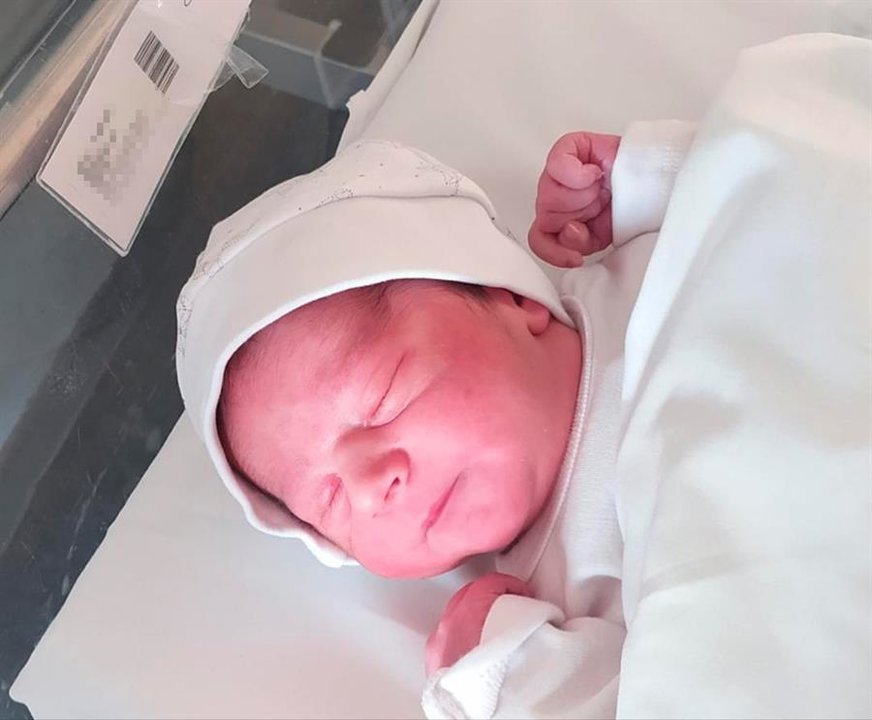Iker, el primer bebé en nacer en Galicia (EFE).