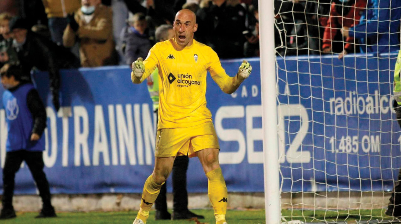 José Juan, meta del Alcoyano, celebra el segundo penalti parado en la eliminatoria ante el Levante.