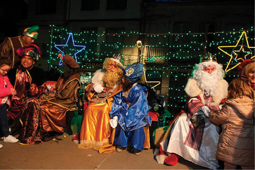 Los Reyes Magos hablan con los niños en la Plaza Mayor de Xinzo, en una edición previa al covid.
