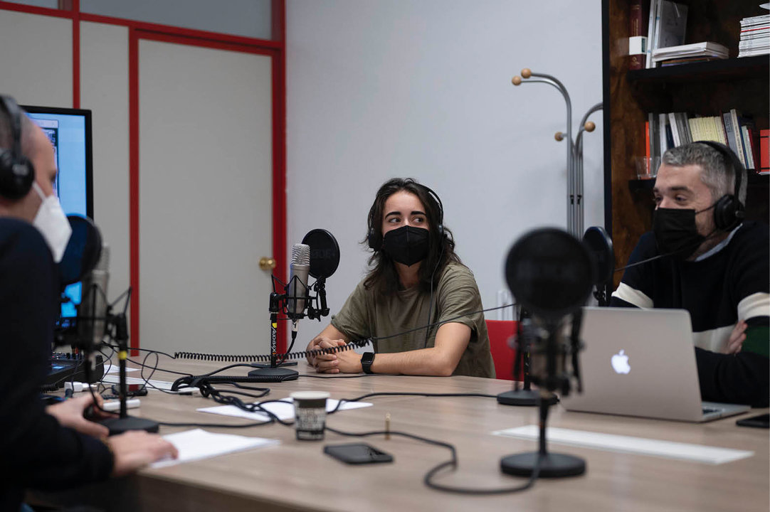 Vanessa Sotelo, ayer durante la emisión del Podcast Grada 988, en La Región, junto a Javier Rey (MARTIÑO PINAL).