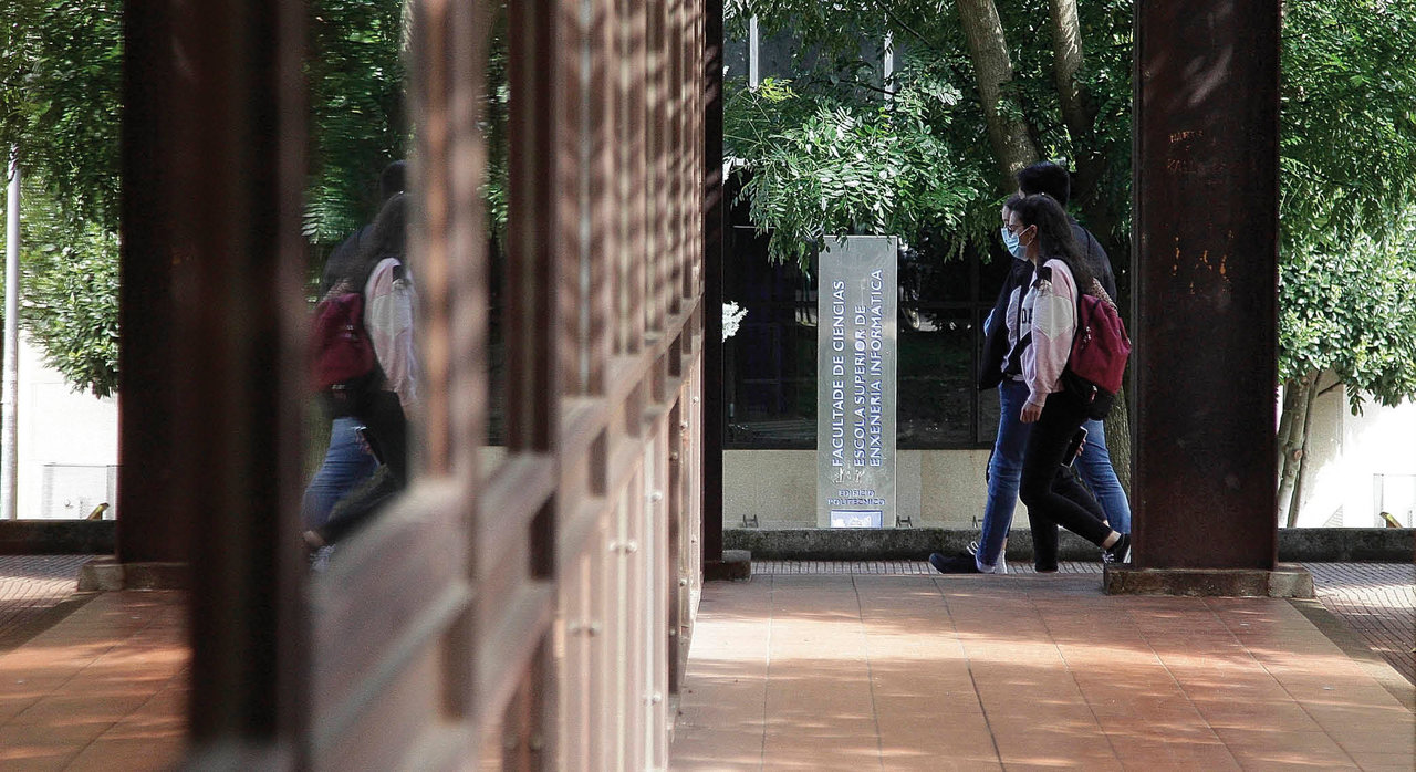 Estudiantes paseando por el Campus, frente al edificio de Ferro de As Lagoas. Miguel Ángel