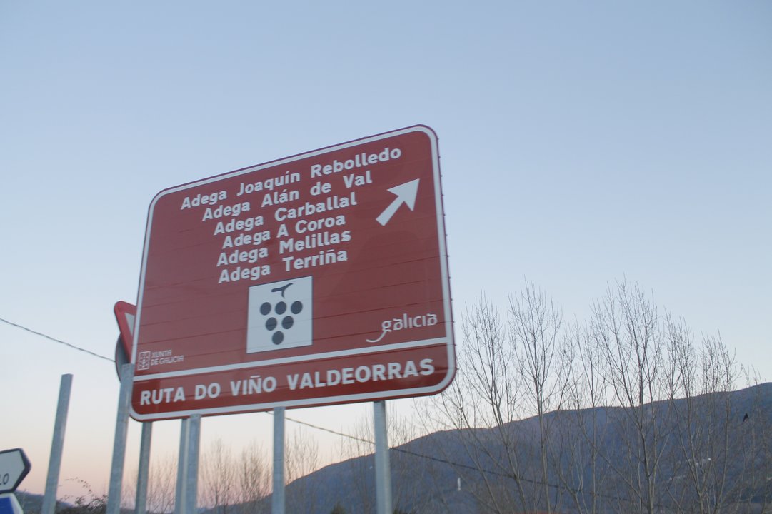 Señal de la Ruta do Viño de Valdeorras en la rotonda de la Avenida de Almendralejo. (Isaac Cruz)