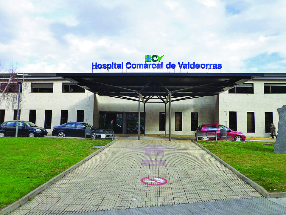 Fachada principal del Hospital Público Valdeorras. (J.C.)