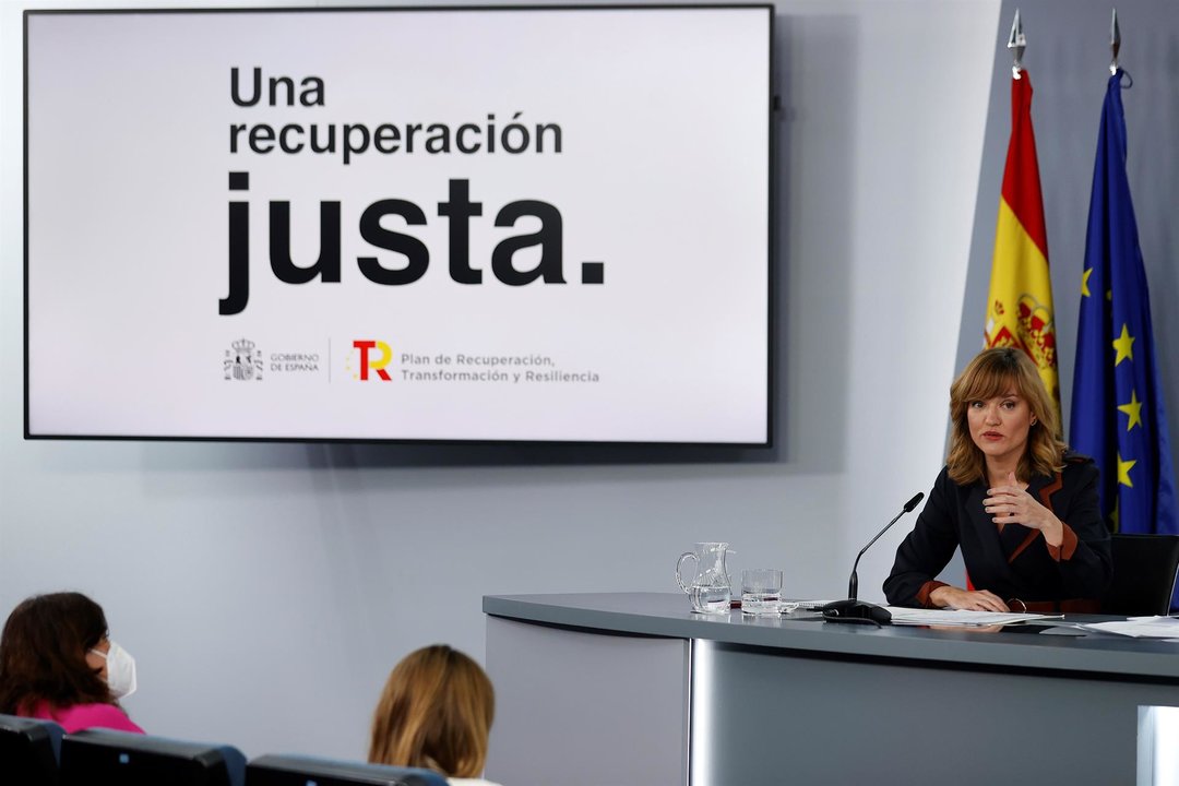 MADRID, 04/01/2022.- La ministra de Educación, Pilar Alegría, durante la rueda de prensa ofrecida al término del Consejo de ministros, este martes en Moncloa. EFE/Javier Lizón