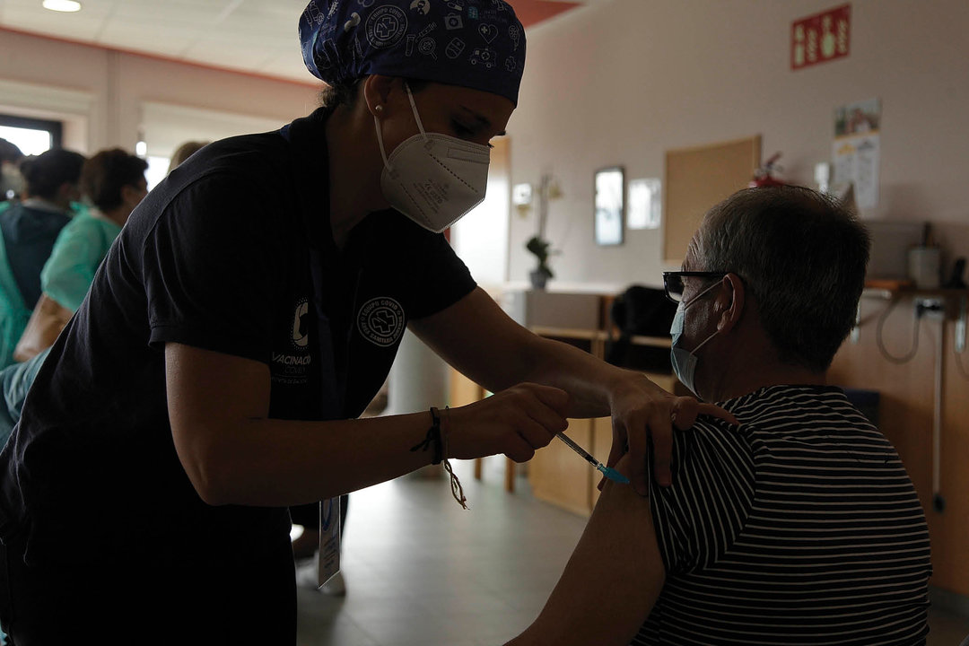 La vacunación de la tercera dosis comenzó para los centros sociosanitarios en septiembre (MIGUEL ÁNGEL).