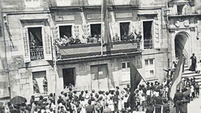 Foto Chao 1936. Celebración de la reposición de la bandera bicolor en el Ayuntamiento de Ribadavia.