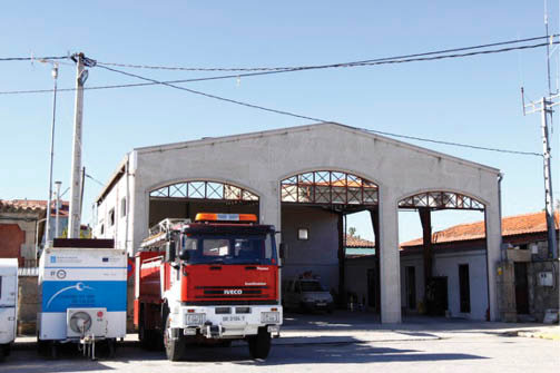La nave es utilizada como garaje para los vehículos de emergencias (ARCHIVO).