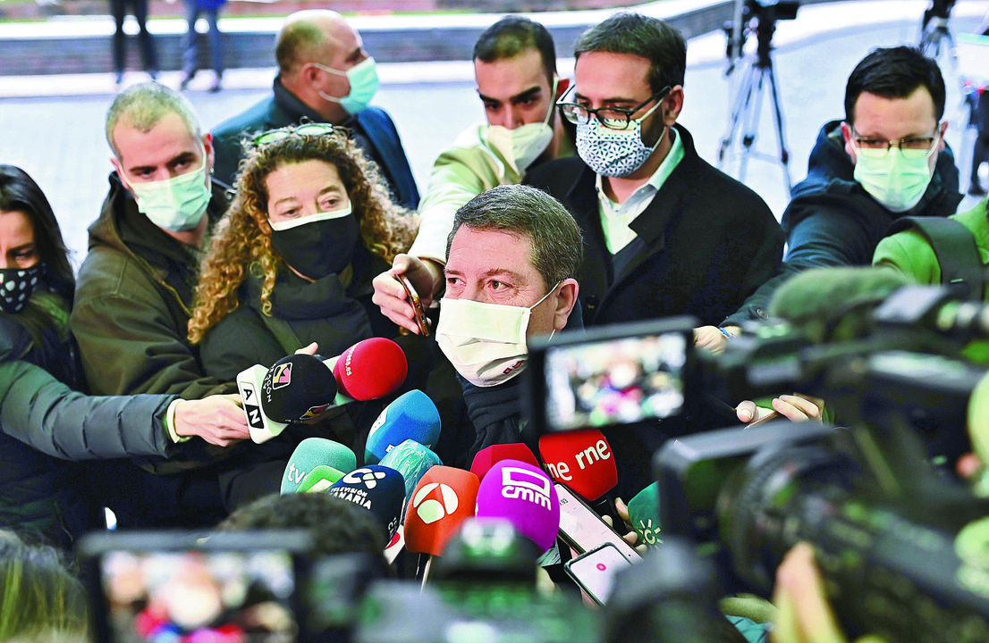 García-Page atiende a los medios antes de la reunión del Comité Federal del PSOE.