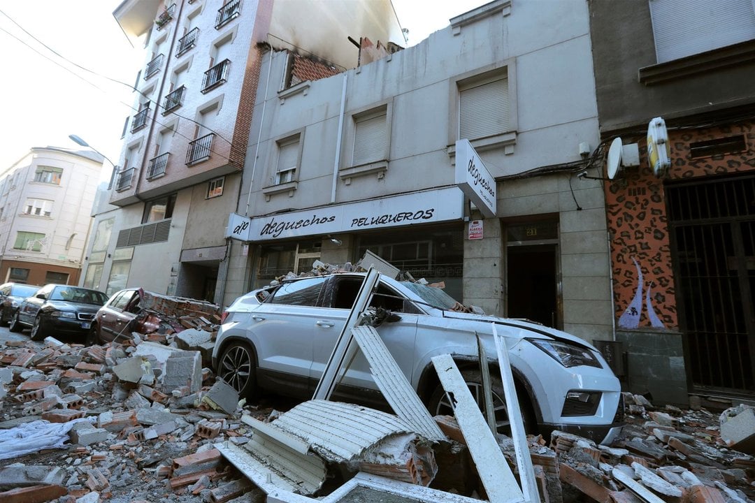 Estado en el que quedó el edificio de Ponferrada tras la explosión (EFE)
