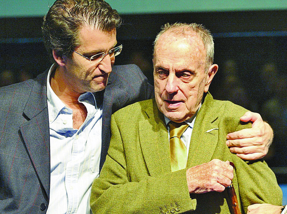 Feijoo abraza a Fraga en el Congreso de 2006 que confirmó su sucesión.