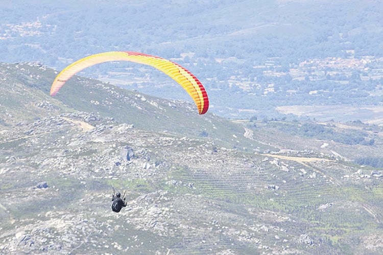 Un deportista practica parapente sobre A Serra do Larouco. Xesús Fariñas