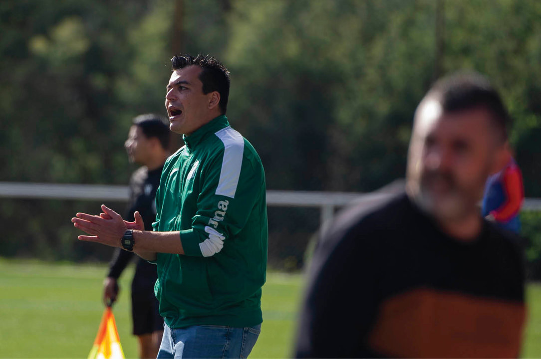 El entrenador del Melias, Adrián Varela, animando a los suyos. Martiño Pinal