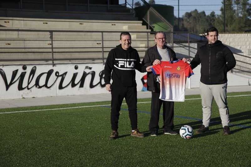 El directivo Manuel Iglesias junto a los entrenadores Manolo Prieto y Alberto Álvarez en el campo de O Medo (MIGUEL ÁNGEL).