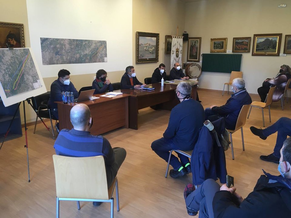 Reunión de vecinos, colectivos y alcaldes con técnicos de Iberdrola.