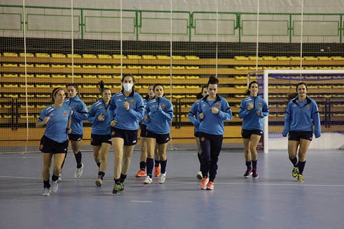 Las jugadoras internacionales españolas, durante el calentamiento en un entreno en el Pazo (MIGUEL ÁNGEL).