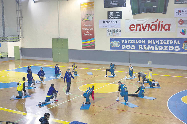 Los jugadores del Club Ourense Baloncesto, ayer en La sesión de entrenamiento en Os Remedios.
