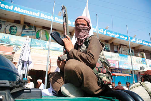 Un miembro de la milicia talibán patrulla por las calles de Kabul.
