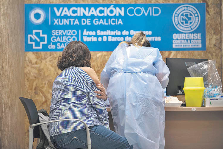 A vacinación covid prosegue en Expourense coas terceiras doses. Óscar Pinal