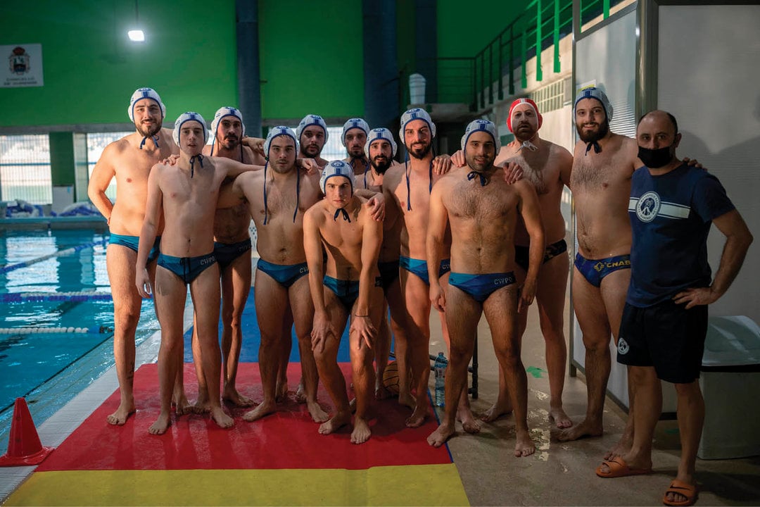 Los integrantes del Club Waterpolo Pabellón, flamantes subcampeones de la Copa Galicia que se desarrolló durante el fin de semana en la piscina Rosario Dueñas. Óscar Pinal