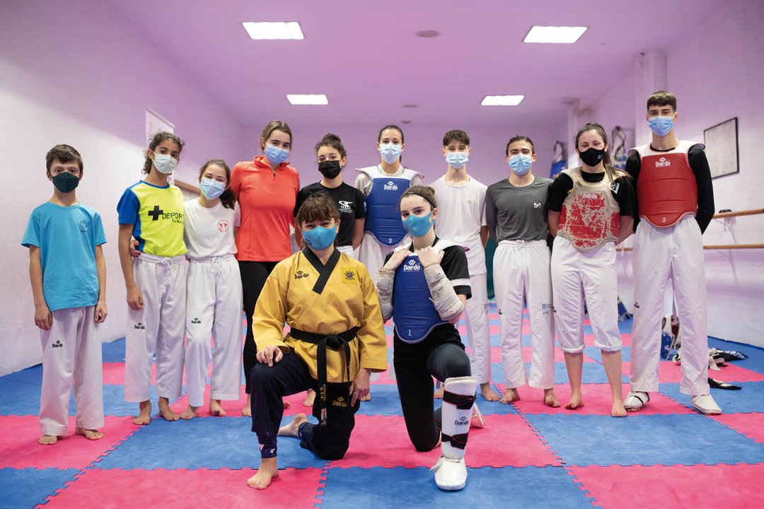 Esperanza Fernández y María Ferreiro, apoyadas por un grupo de taekwondistas del Centro Deportivo Couto, la pasada semana en un entrenamiento.