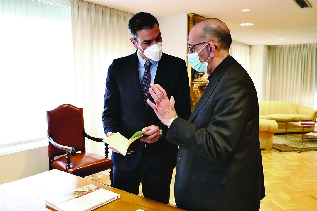 El presidente del Gobierno, con el de la Conferencia Episcopal, Juan Omella.