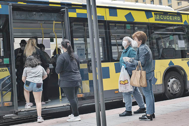 Usuarios del autobús urbano de Ourense (ÓSCAR PINAL).