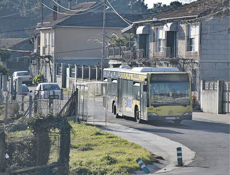 Un autobús circula por Castro de Beiro.