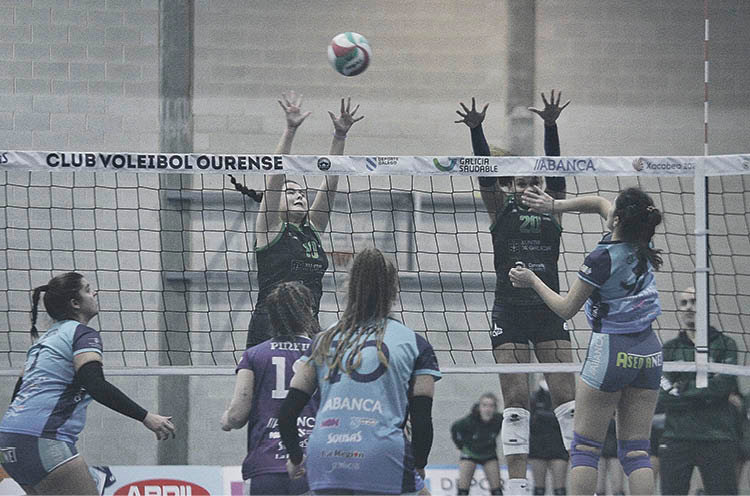Varias jugadoras del Voley Ourense, en la red (MIGUEL ÁNGEL).