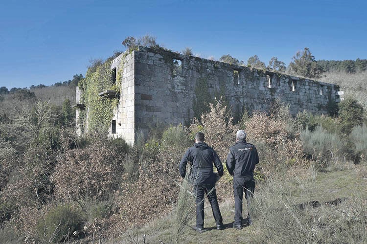 Dos agentes de la Policía Autonómica hacen labores de vigilancia en el monasterio de Santa Comba de Naves, en Palmés (MARTIÑO PINAL).