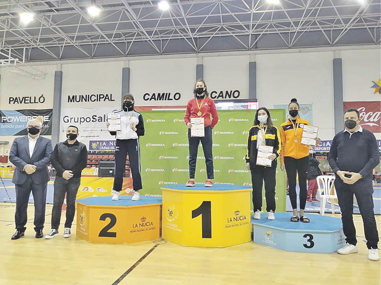 Ainoha García, a la izquierda, en el segundo escalón del podio absoluto del Campeonato de España en la categoría de 67 kilogramos. (Foto: CD Couto)