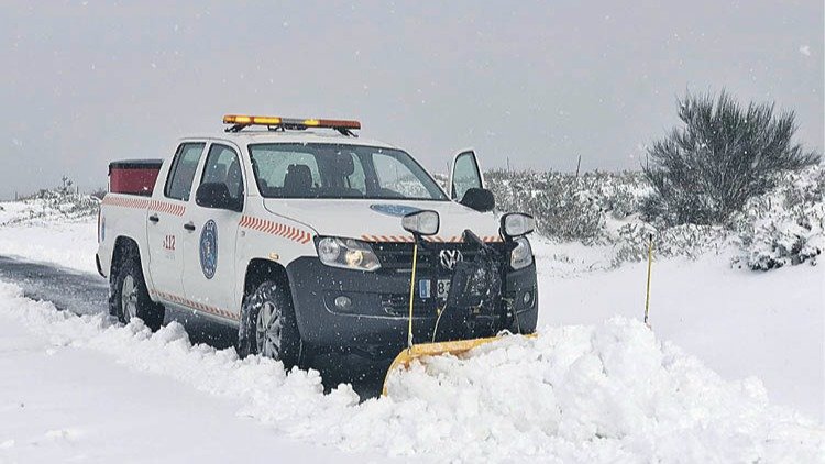 Un vehículo del GES de Avión limpiando nieve en una carretera del municipio.