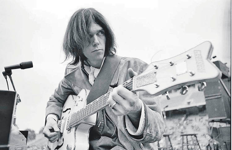 Neil Young, que grabó la mayor parte del álbum “Harvest” con un aparato ortopédico en la espalda, en una imagen de 1972.