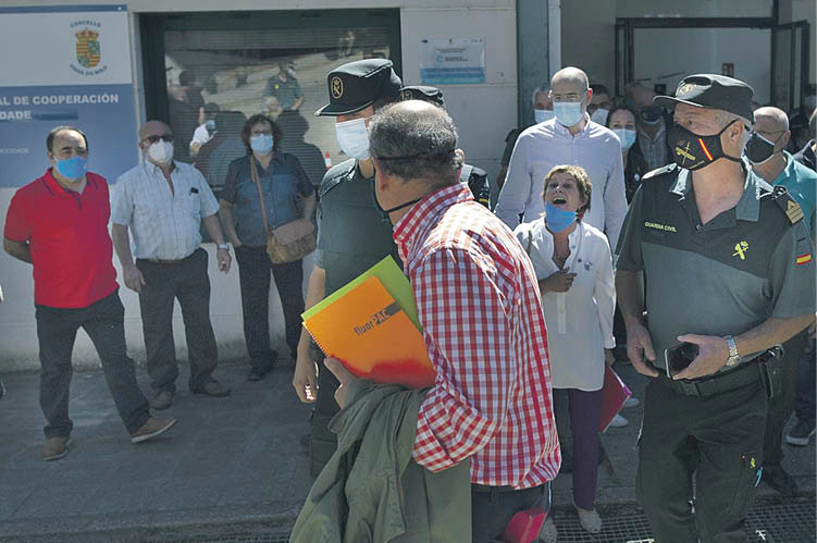 La tensión en Viana do Bolo obligó a la Guardia Civil a hacer acto de presencia. Martiño Pinal