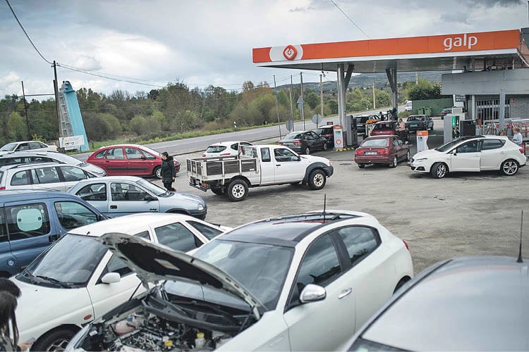 Los coches se amontonan en las gasolineras de Feces de Abaixo. Óscar Pinal