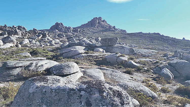 Camino de rocas a la base de los picos del Xurés.