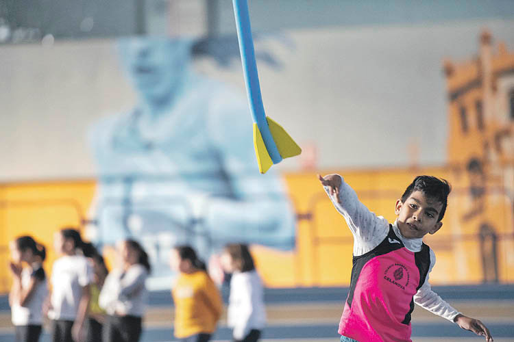 Un escolar, en un lanzamiento en el “Xogando ao Atletismo”. Óscar Pinal