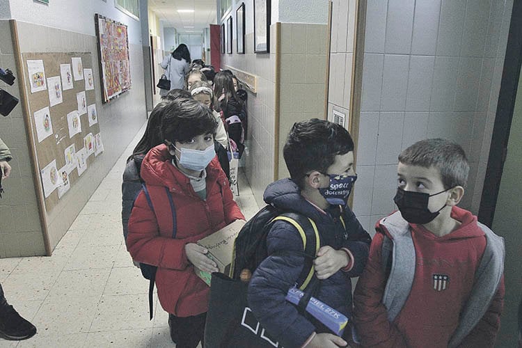 Escolares con mascarilla en los pasillos de su colegio.