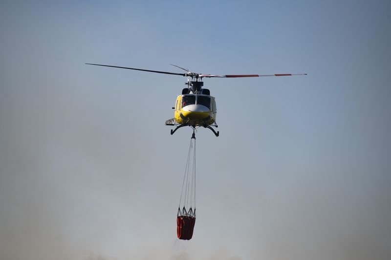 Helicóptero operando en un incendio. Foto de archivo.
