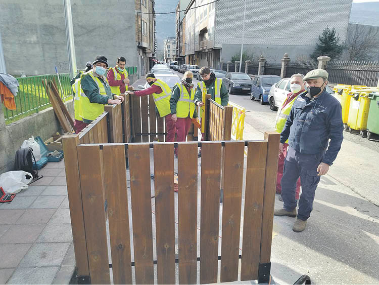 Alumnos y profesor montan el cierre en la Rúa Castelao. (J.C.)