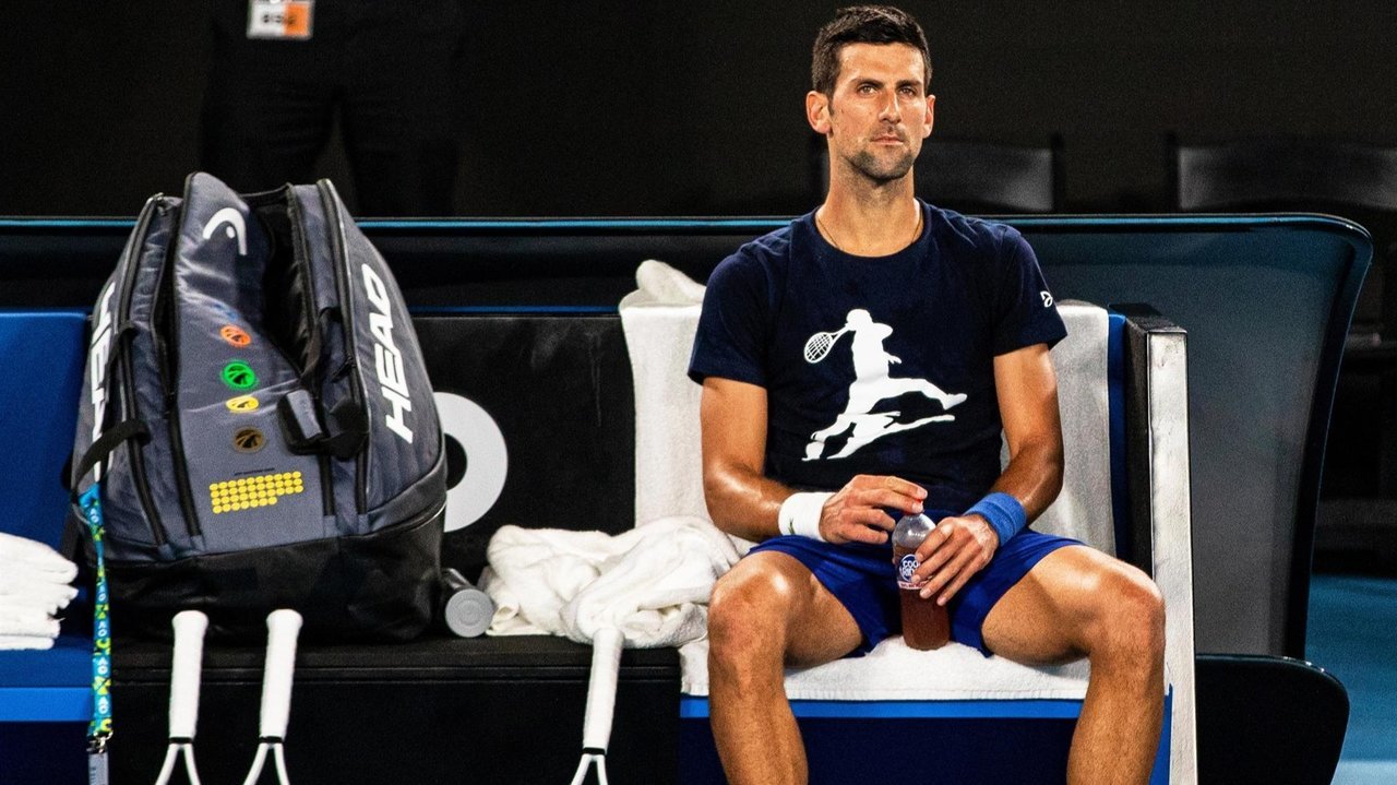 El tenista serbio Novak Djokovic descansa durante un entrenamiento en una foto de archivo.