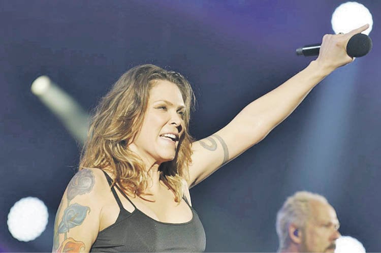 La cantante estadounidense Beth Hart, durante una actuación en un concierto.