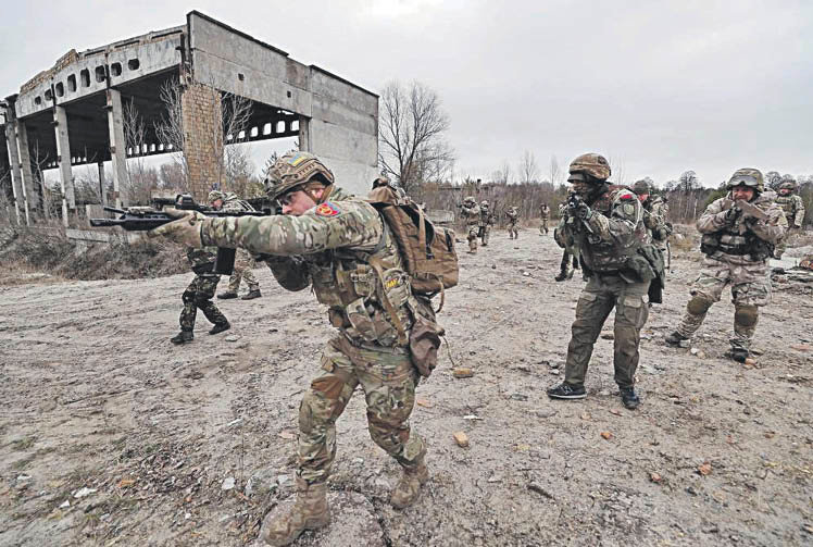 Soldados ucranianos realizando maniobras, en la región de Donetsk.