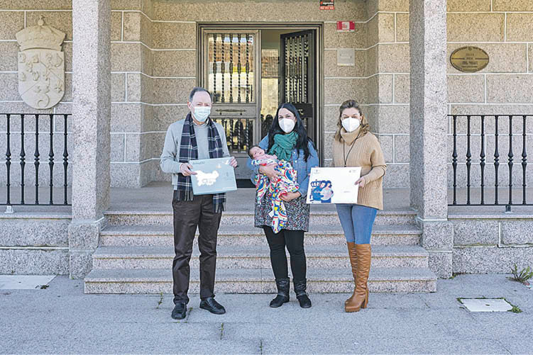 Manuel Prado, Leticia Domínguez y la diputada Luz Doporto, entregando la tarjeta ChegOU.