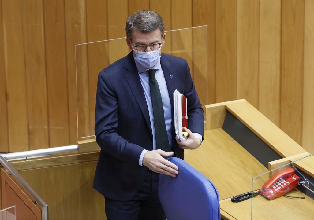 El presidente gallego, Alberto Núñez Feijóo, responde a las preguntas en el pleno del Parlamento de Galicia este miércoles. // EFE
