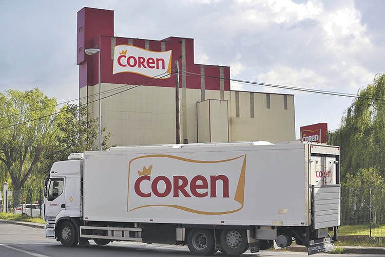 Un camión de Coren frente a la fábrica de piensos de la firma, en San Cibrao. 
(XESÚS FARIÑAS)
