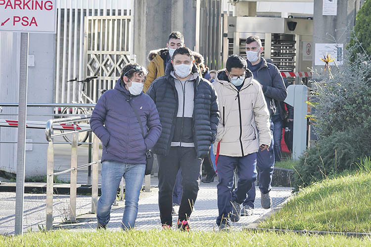 Trabajadores de Stellantis salen de la fábrica de Vigo.
