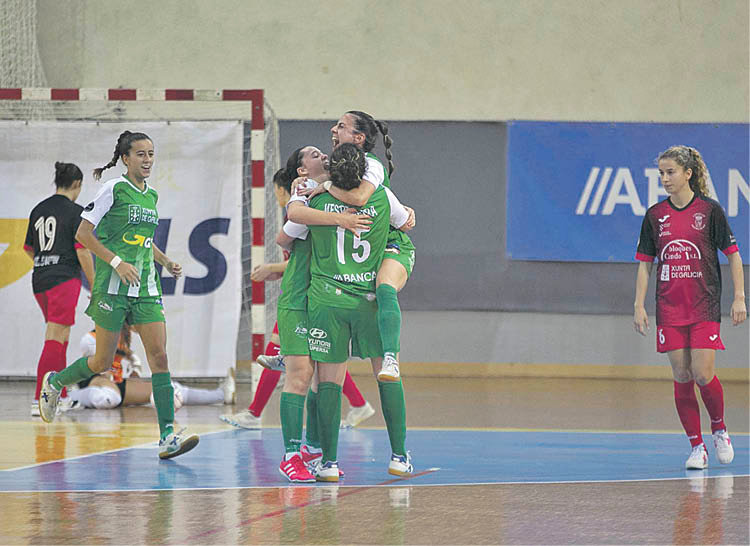 Las jugadoras del Cidade celebran un gol en Os Remedios (XESÚS FARIÑAS).