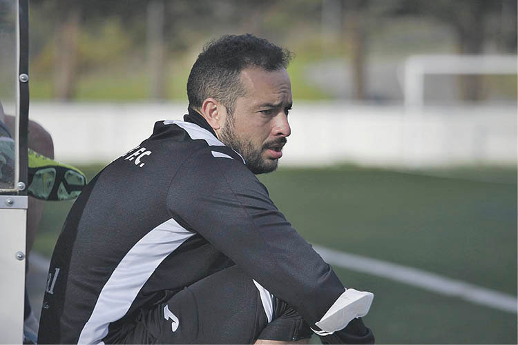 El entrenador del Maside, Josiño, en el banquillo de A Abelleira en el partido frente al Melias. (MIGUEL ÁNGEL)