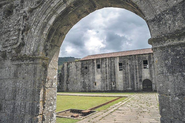 Una de las puertas del Monasterio Santa María de Melón (ARCHIVO).