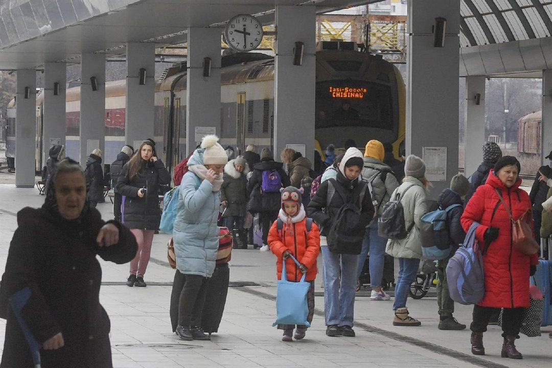 Mujer ucraniana junto con sus hijos esperando en la estación de Chisinau, para entrar en el tren rumbo a Rumanía.